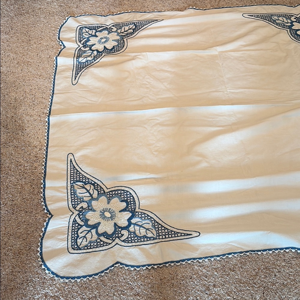 White Tablecloth with Blue Floral Embroidery Vintage - Picture 5 of 6